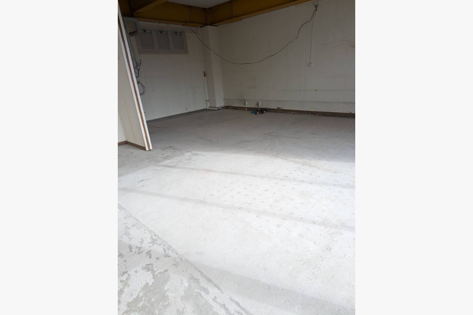 店舗の塩ビシートの撤去を行いました☆の画像